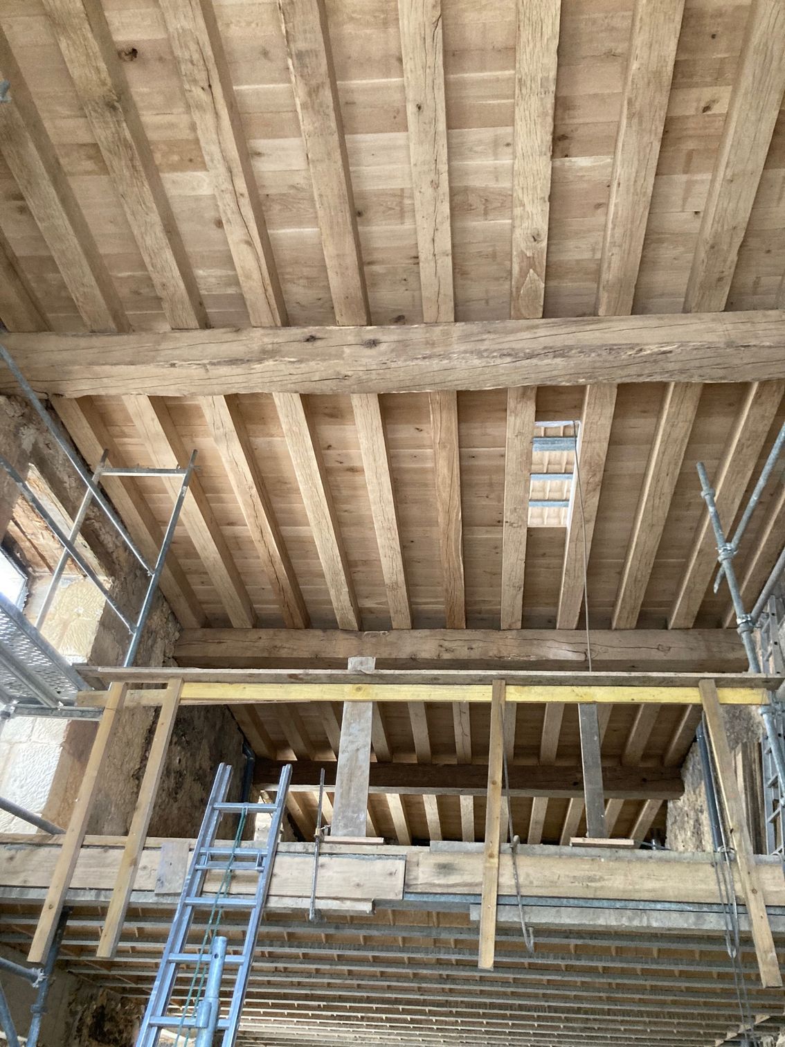 Sol en bois avec poutre apparente