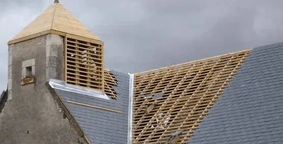 Toit en ardoise en cours de rénovation de couverture