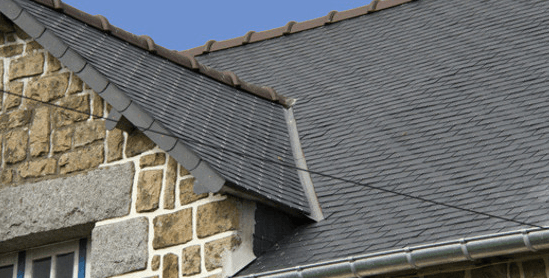 Toiture en ardoise sombre d'une maison individuelle avec lucarne