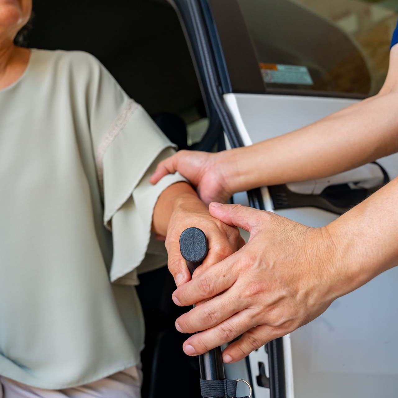 Un chauffeur de taxi PMR aide un passager à attacher sa ceinture de sécurité