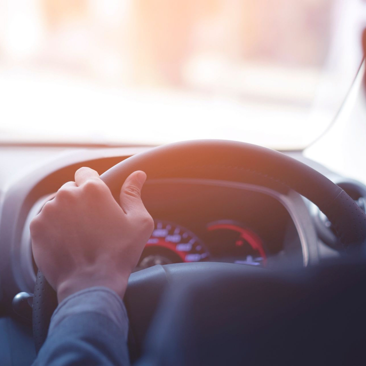 Une main tenant le volant d’une voiture