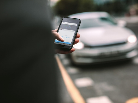 Une personne utilisant un téléphone portable dans la rue