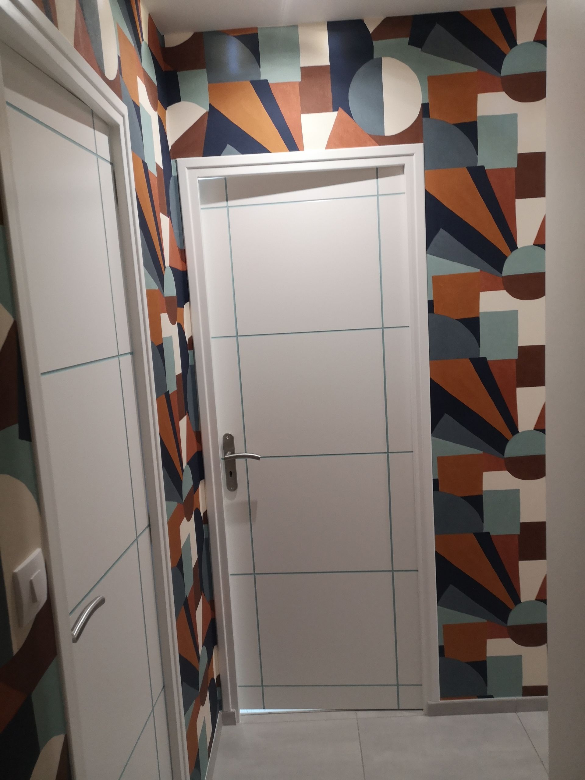 Porte d'entrée et tapisserie