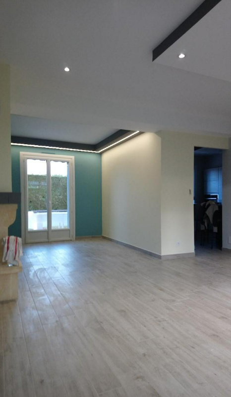 Peinture bleu et parquet