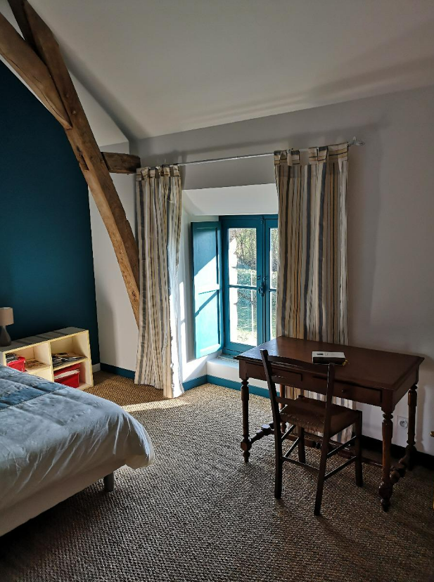 Chambre bleue fenêtre