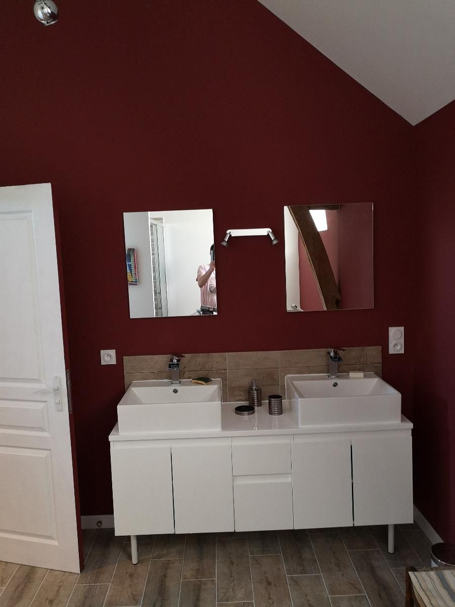 Salle de bains rouge