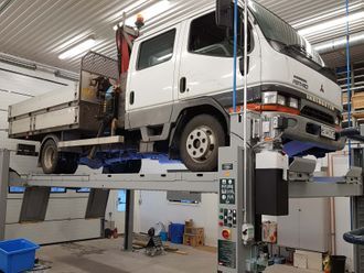 Pakettiauto huoltamolla