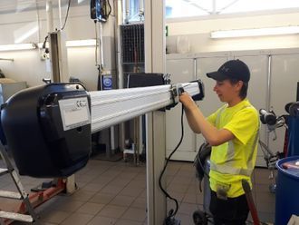 Laitehuoltamon työntekijä