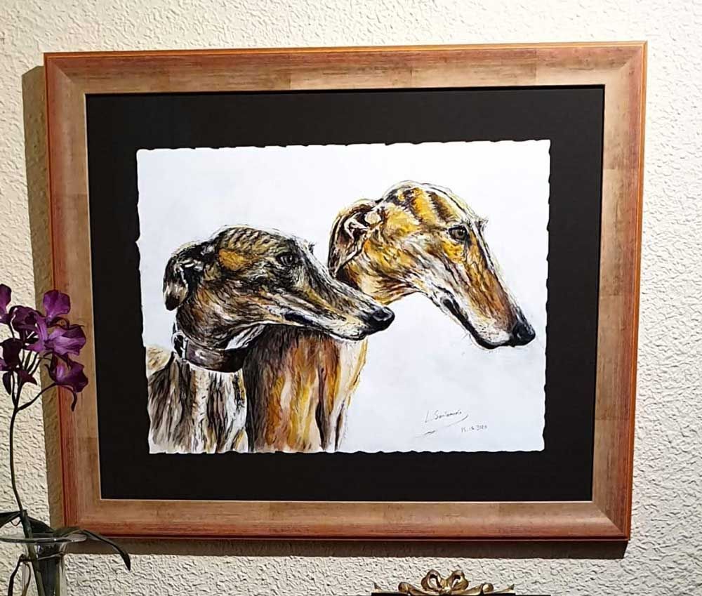 Obra de arte enmarcada de dos perros galgos, de color marrón y beige, con miradas concentradas, sobre un fondo oscuro.