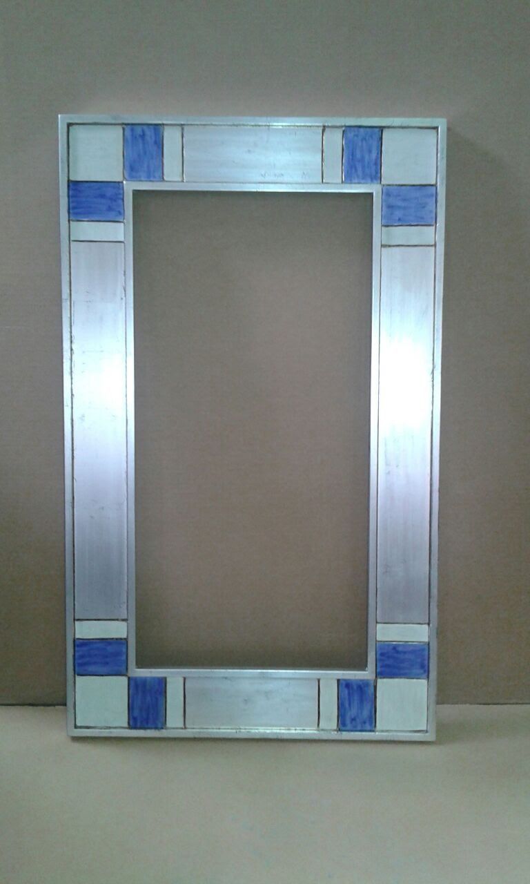 Marco rectangular plateado con detalles de azulejos azules y blancos.