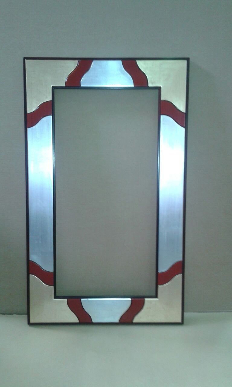 Marco de fotos decorativo plateado y rojo con borde negro.