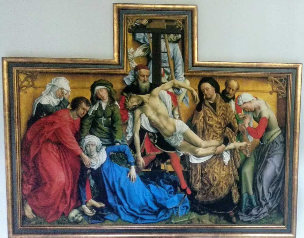 Descendimiento de la cruz: el cuerpo de Jesús sostenido por figuras en una escena sombría, enmarcada en oro.