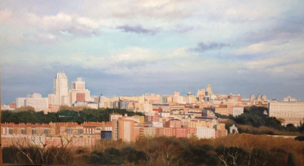 Horizonte de la ciudad con edificios bajo un cielo nublado.