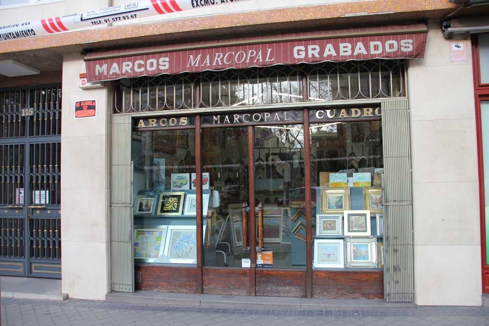 Escaparate con el nombre 