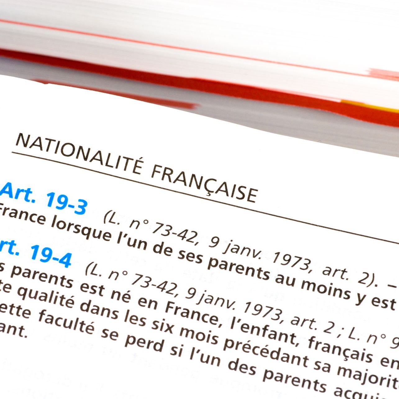 Gros plan sur un document intitulé  NATIONALITÉ FRANÇAISE contenant un texte juridique en français.