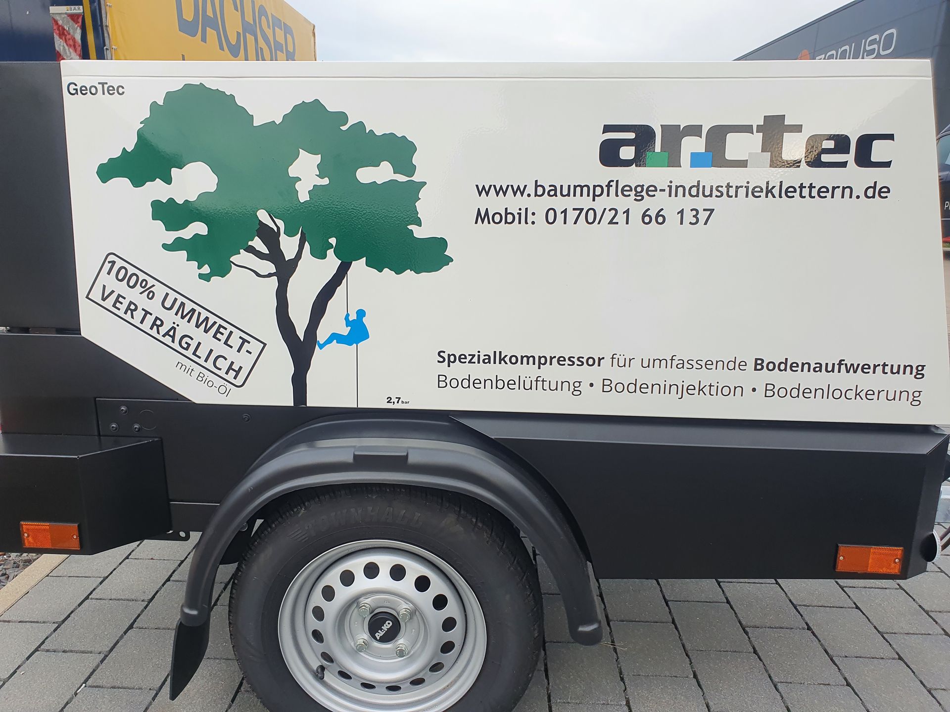 Neuer Baum wird gepflanzt mit Schaufel