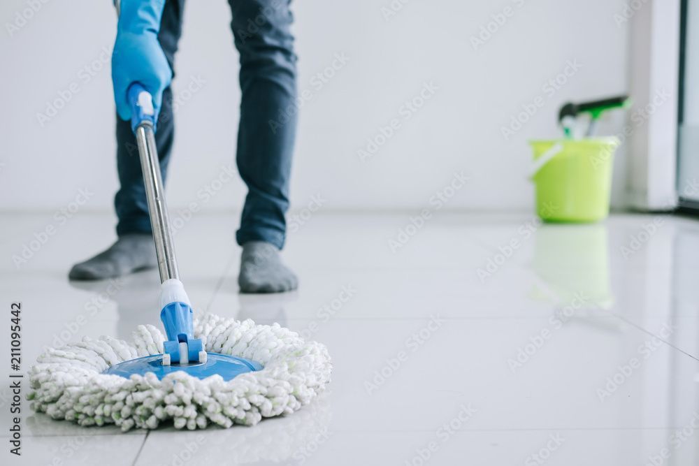 Mitarbeiter der Rebo Transport GmbH reinigt Boden