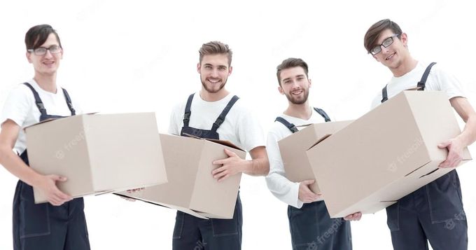 Mitarbeiter der Rebo Transport GmbH mit Umzugskartons