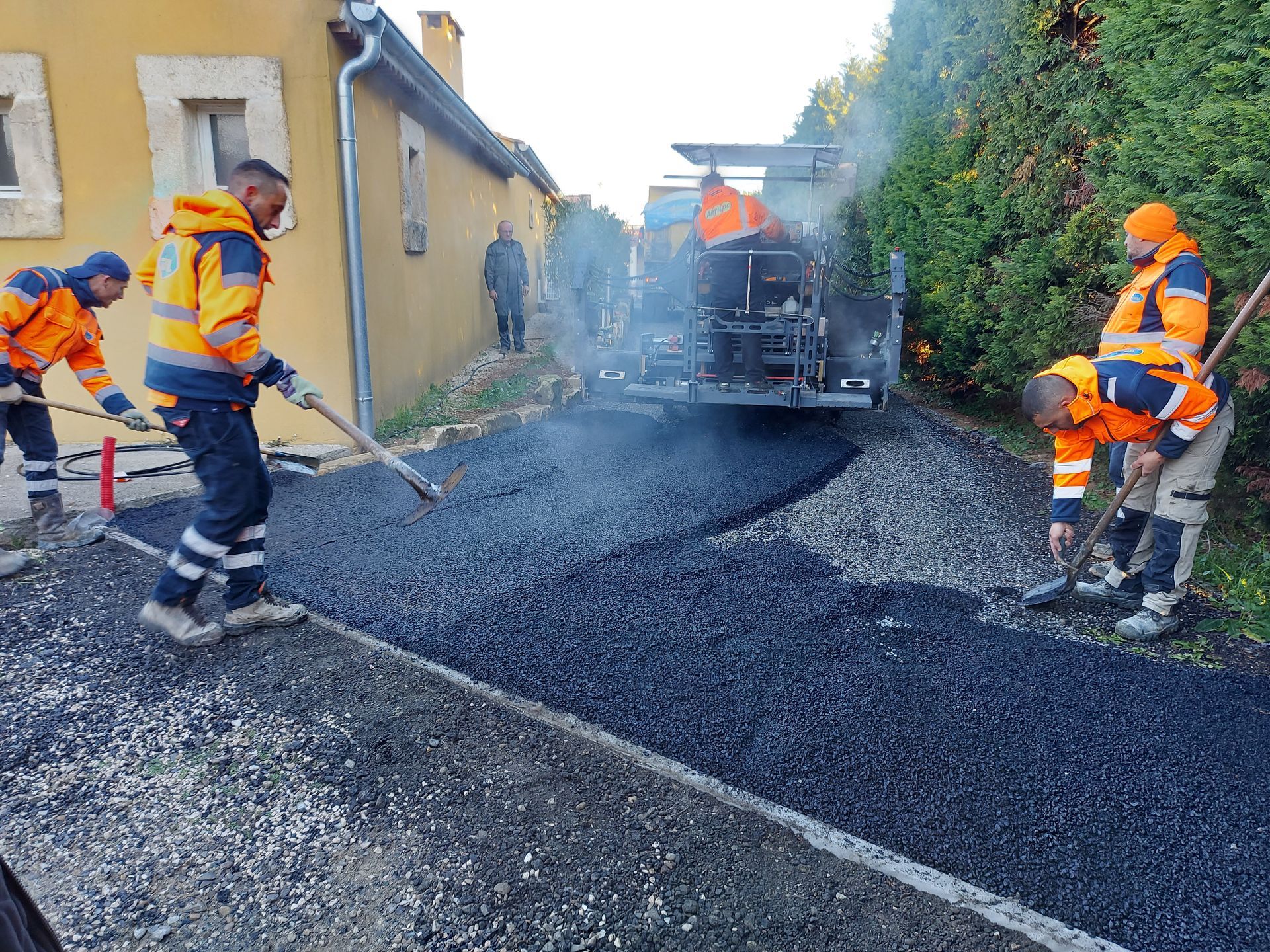 Pose de bitume dans une allée de maison