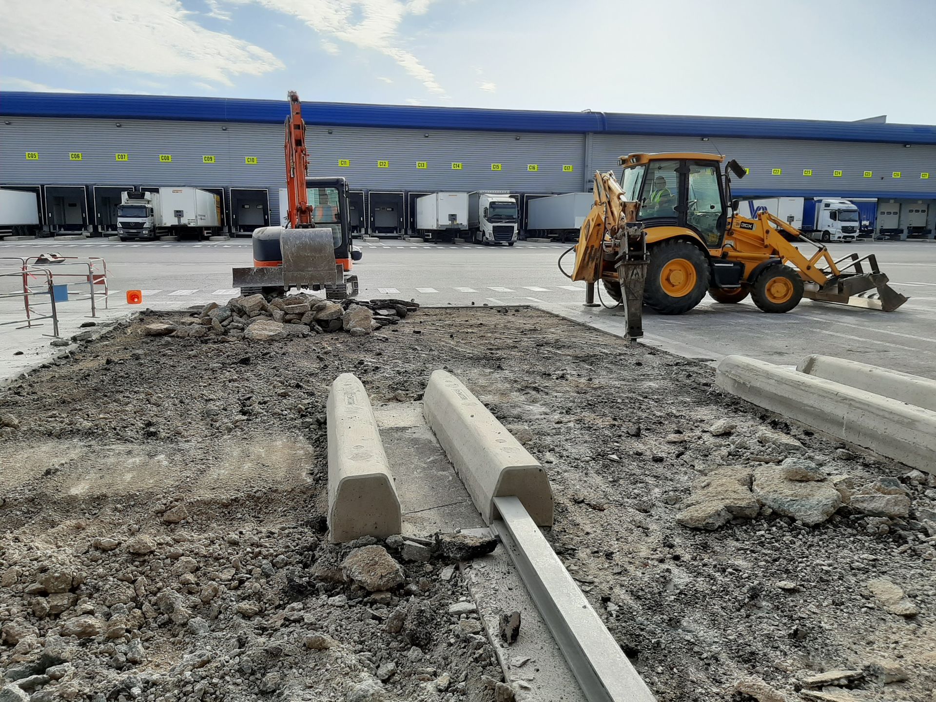 Plots en béton sur parking d'entreprise