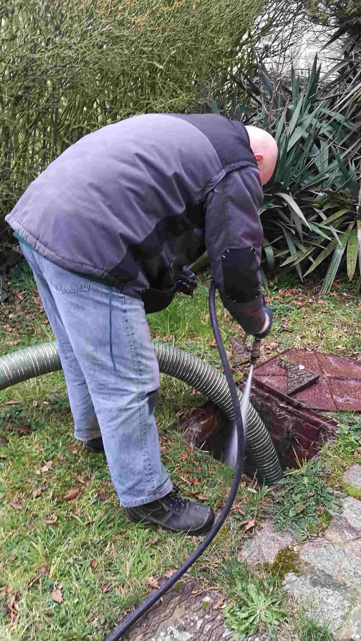 Curage d'une fosse par l'entreprise Féchain Vidanges conduit par un employé