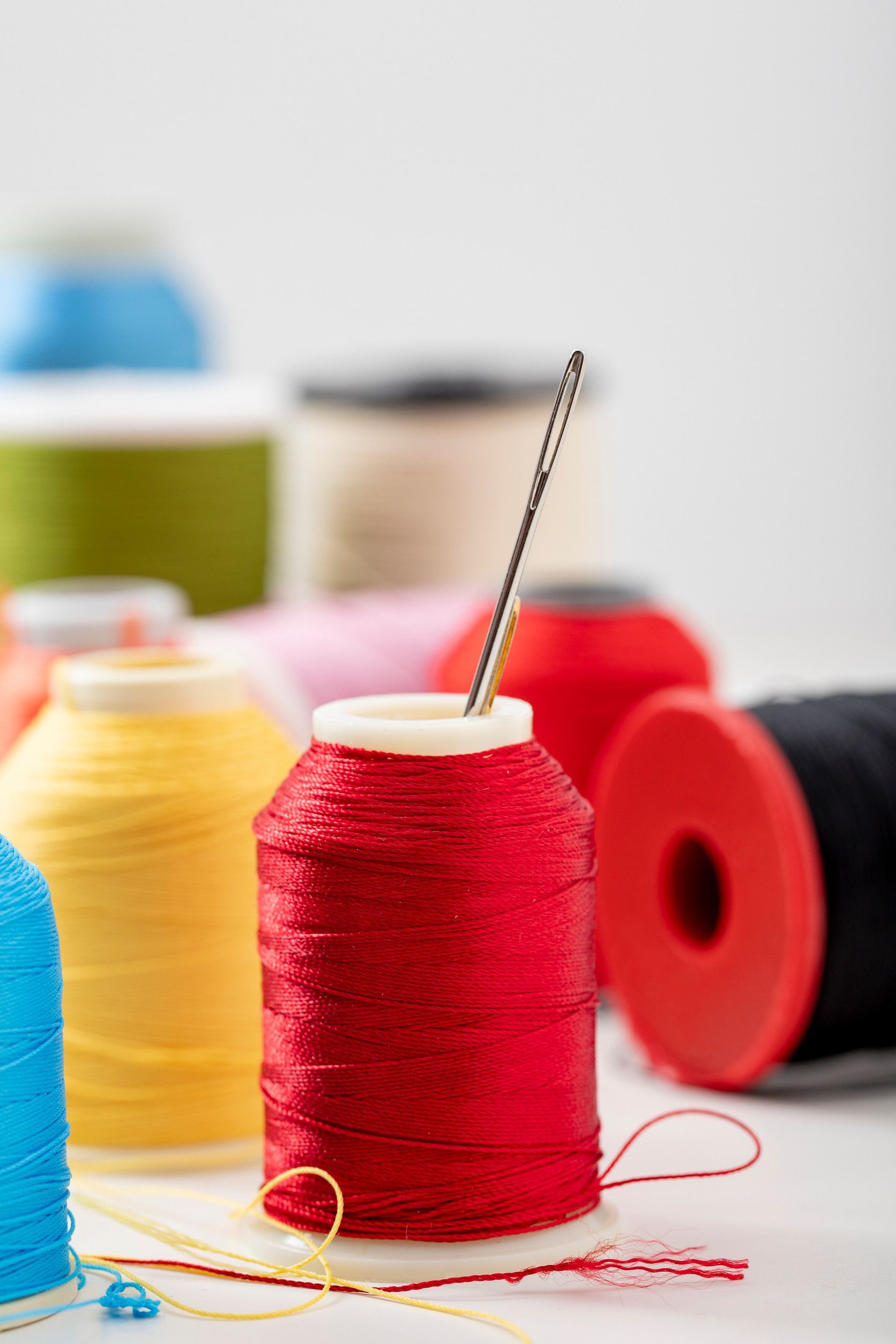 Una sala de estar con un sofá azul y una silla rosa.