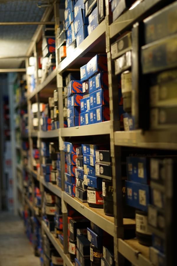 Ein Lager mit vielen Kisten auf Regalen gefüllt