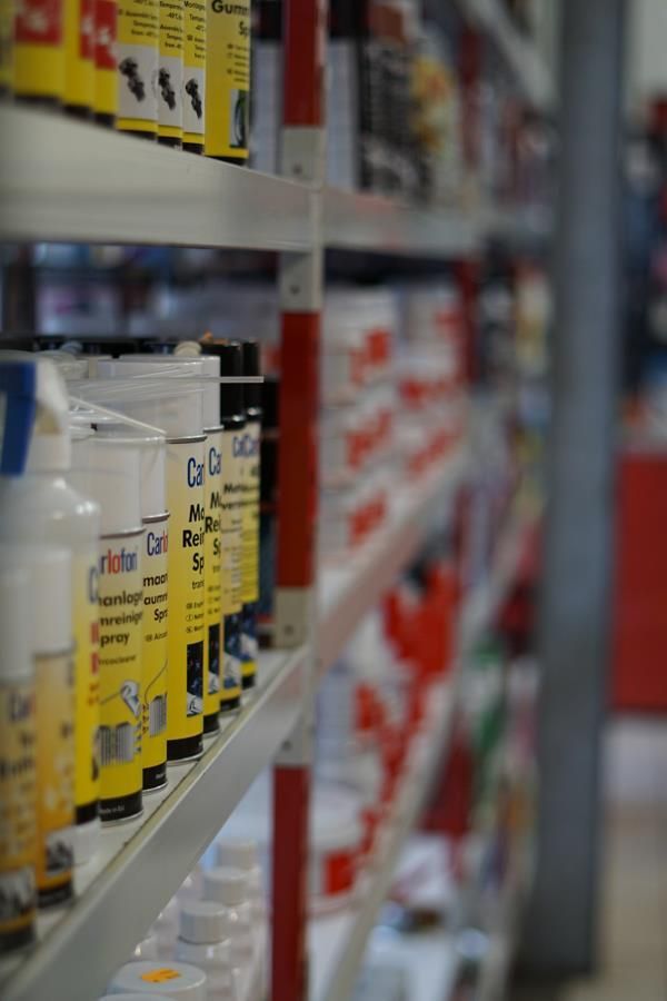 Ein Ladenregal voller Farbflaschen