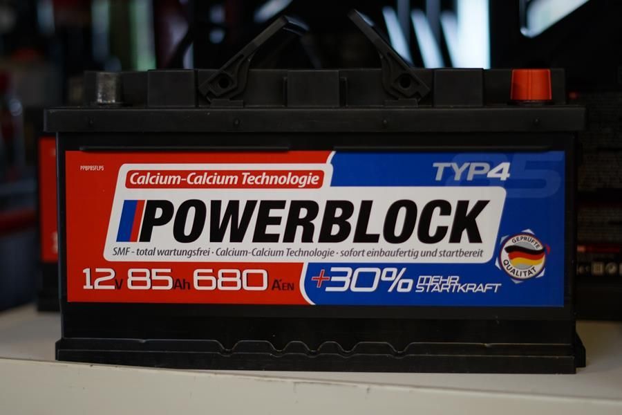 Eine Powerblock Typ 4 Batterie liegt auf einem Tisch