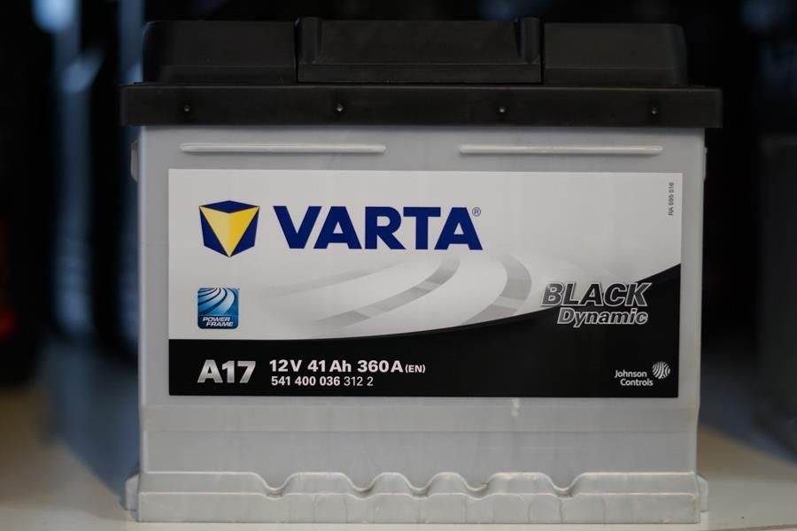 Eine Varta-Batterie liegt auf einem Tisch