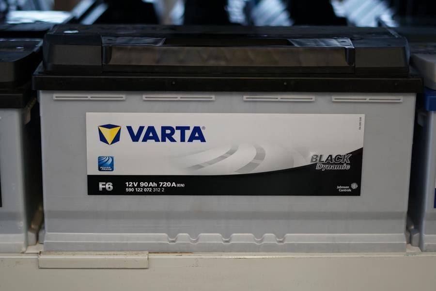 Eine Varta-Batterie liegt auf einem Tisch neben anderen Batterien