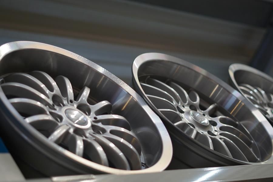 Eine Reihe von Rädern sind auf einem Regal aufgereiht