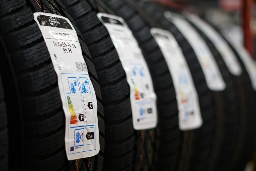 Eine Reihe beschrifteter Reifen ist übereinander gestapelt.