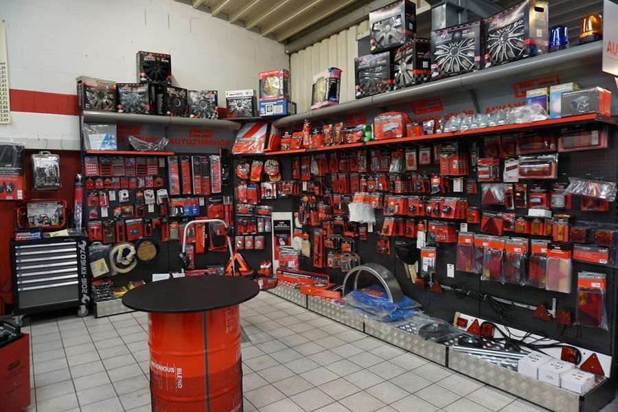 Ein Laden voller roter und schwarzer Artikel.