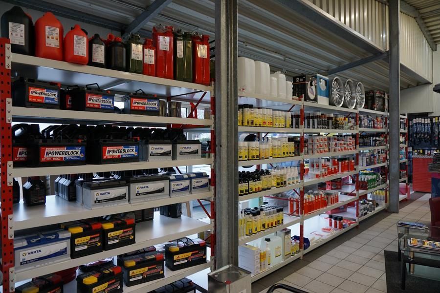 Ein Geschäft mit vielen verschiedenen Batterietypen