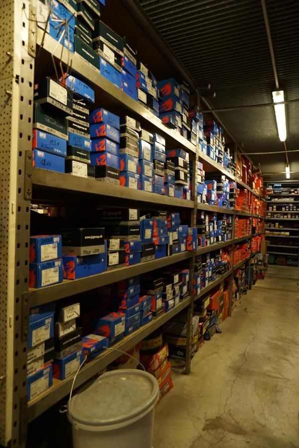 Ein Lager mit vielen Kisten und Regalen