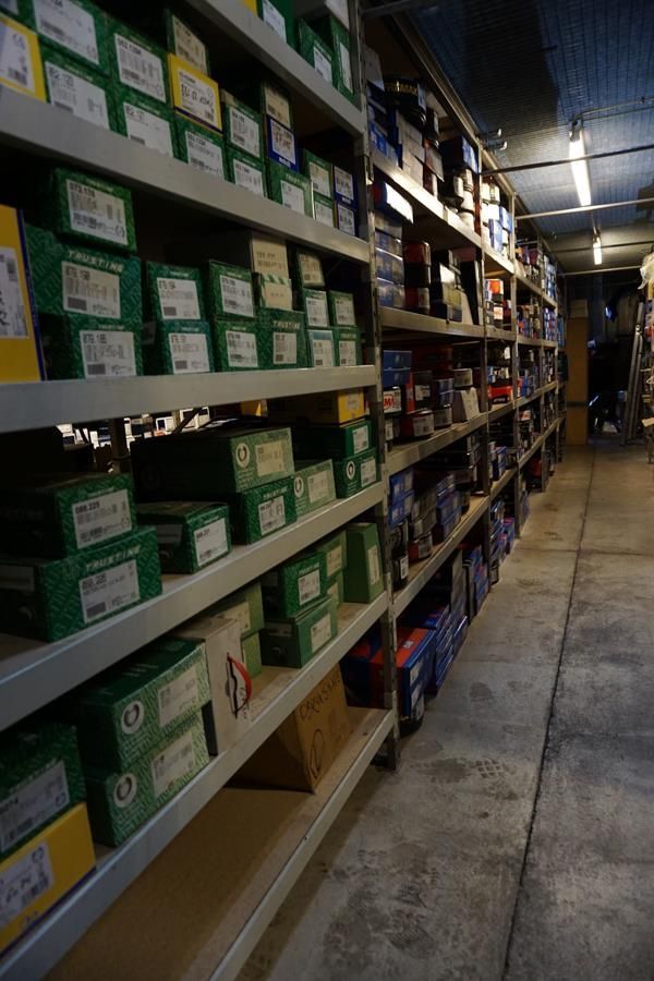 Ein Lagerhaus voller Regale und Kisten.