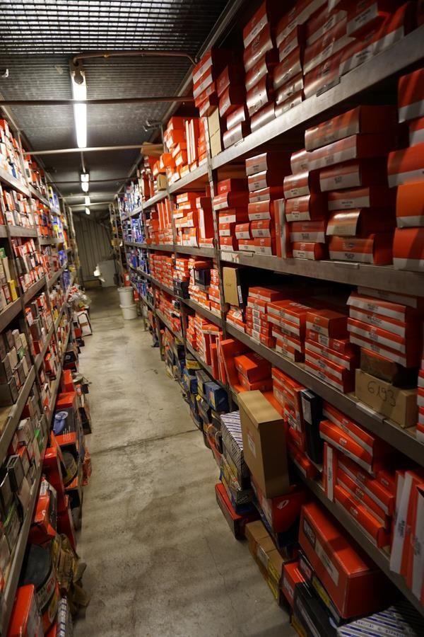 Ein Lager mit vielen Kisten und Regalen