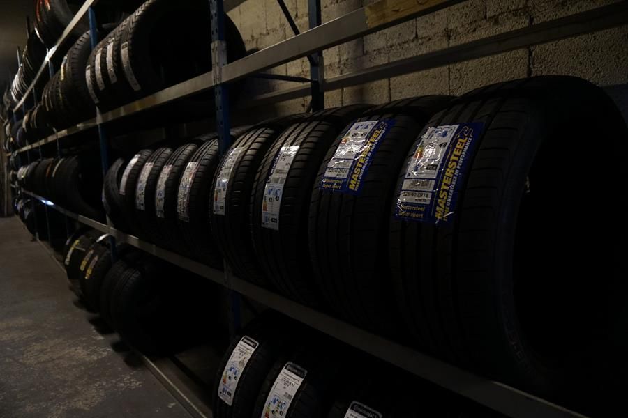 Ein Lagerhaus voller Reifen auf Regalen.