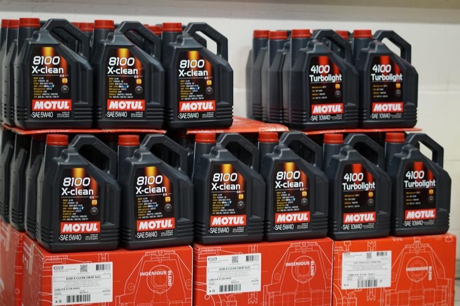 Viele Flaschen Motul-Öl sind übereinander gestapelt