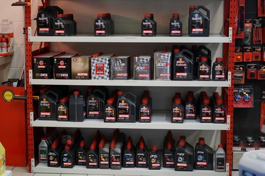 Ein Regal in einem Geschäft voller Ölflaschen.