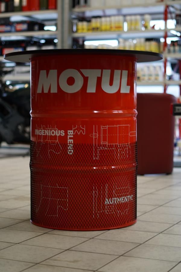 Ein rotes Fass mit dem Wort Motul darauf