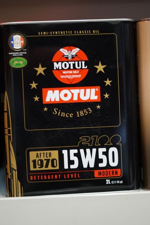 Eine Dose Motul-Öl steht auf einem Regal