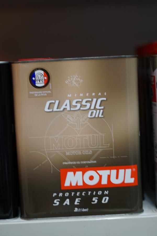 Eine Dose Motul Classic Öl steht auf einem Regal