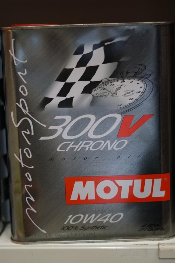 Eine Dose Motul 300V Chrono 10W40 Öl