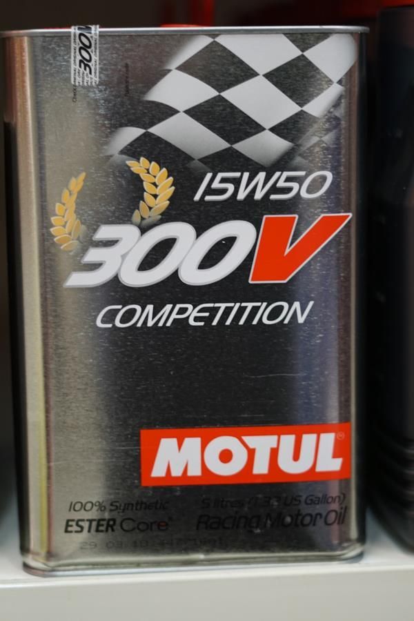 Eine Dose Motul 15W50 300V Competition Motoröl