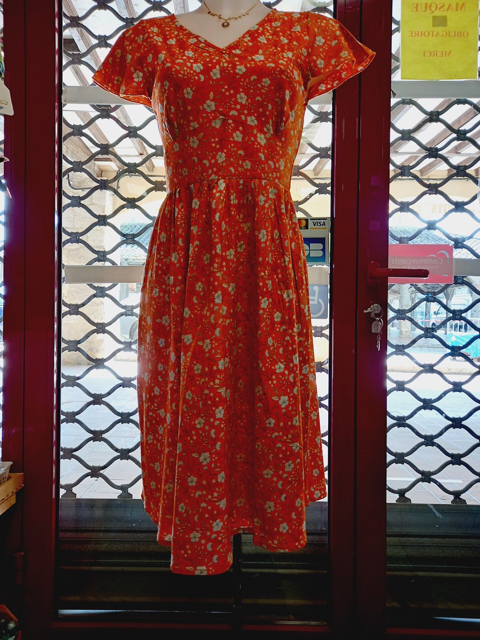 Robe rouge à fleurs