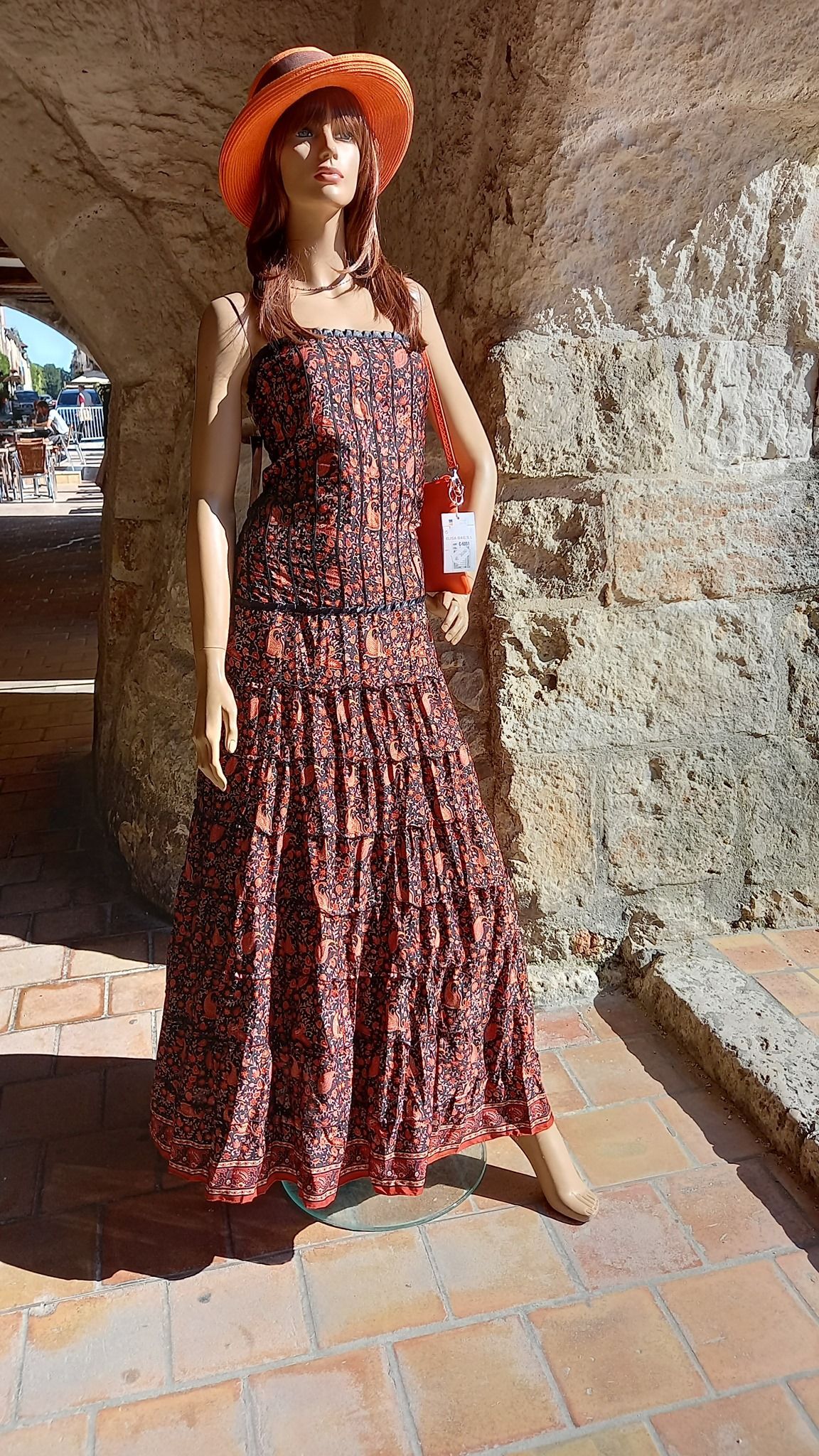 Robe longue à fleurs sur un mannequin au soleil