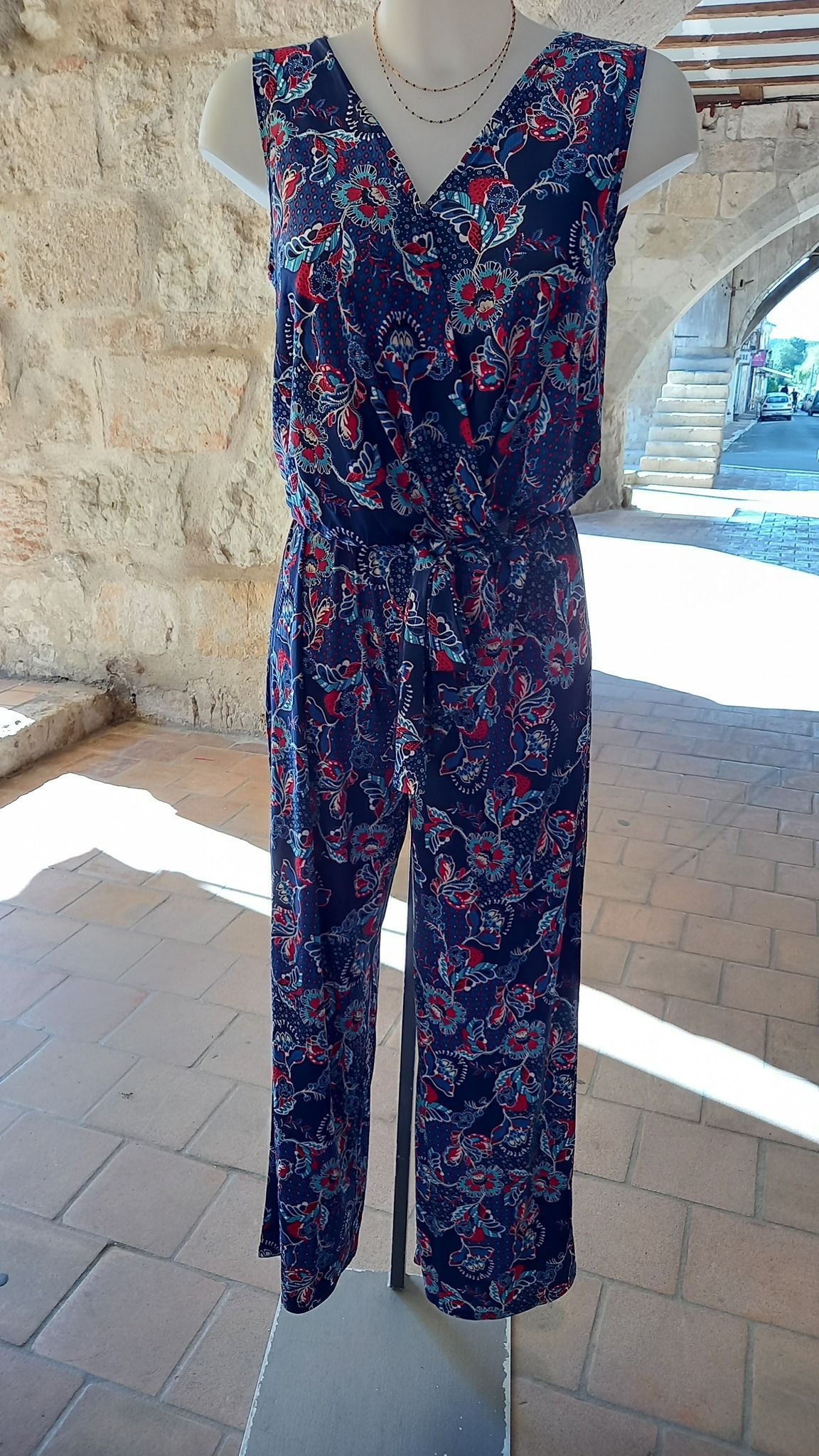 Chemisier à motifs feuilles jaunes et vertes et pantalon jaune