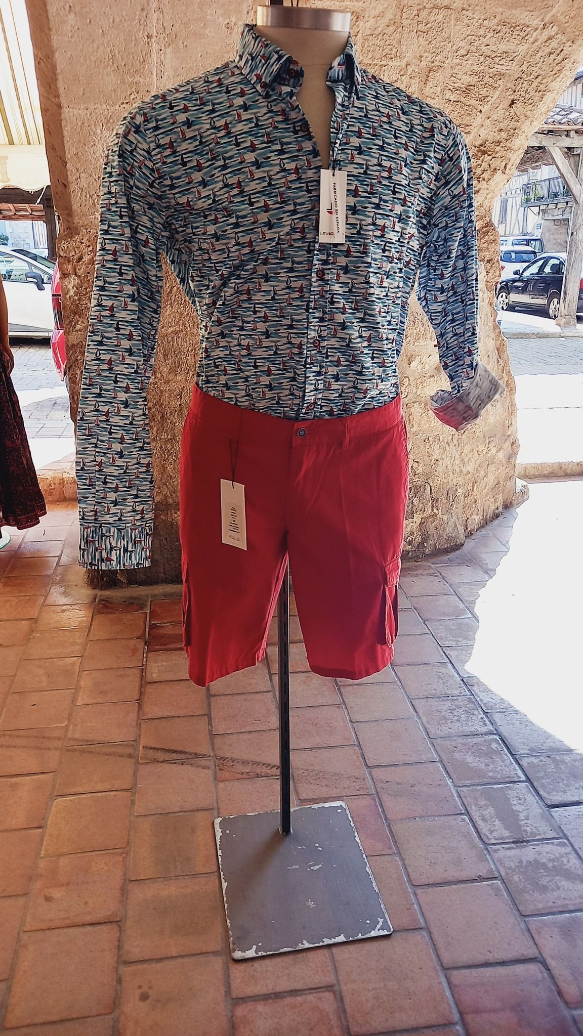 T-shirt à motifs et pantalon bleu large